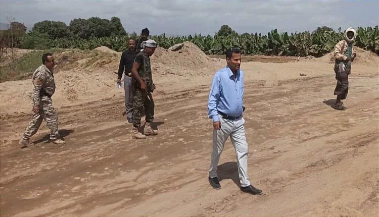 محافظ أبين يتفقد العمل في مشروع الطريق المؤدي إلى سد حسان الاستراتيجي  