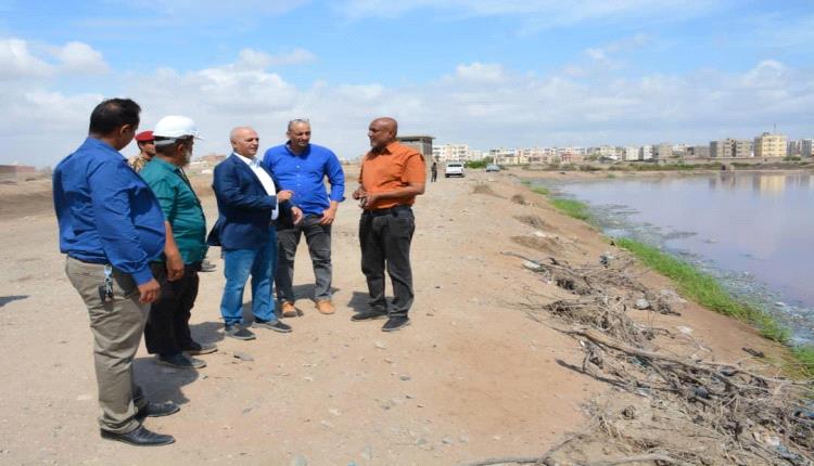 وزير المياه والبيئة يتفقد احواض معالجة مياه الصرف الصحي وسير العمل بحقل بئر أحمد 
