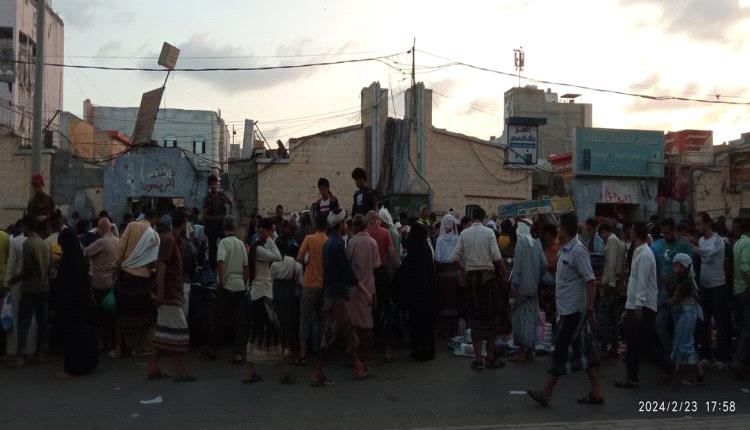 صورة وتعليق.. سوق الحراج بالشيخ عثمان مأوى المواطنين بعد ارتفاع أسعار كل شيء