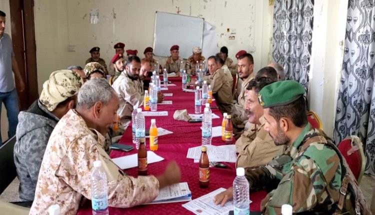 العميد مهدي يرأس اجتماعاً عسكرياً بقادة الوحدات العسكرية والأمنية بالمحور 