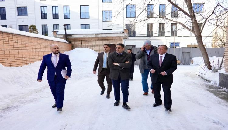 رئيس الوزراء  #بن_مبارك يقوم بزيارة الى مبنى السفارة اليمنية في موسكو