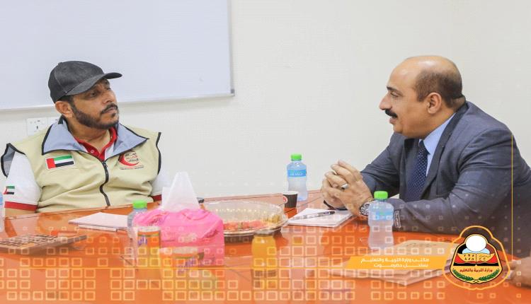 باعبّاد يبحث مع ممثل هيئة الهلال الأحمر الإماراتي آلية تنفيذ مشروع المدرسة الرقمية