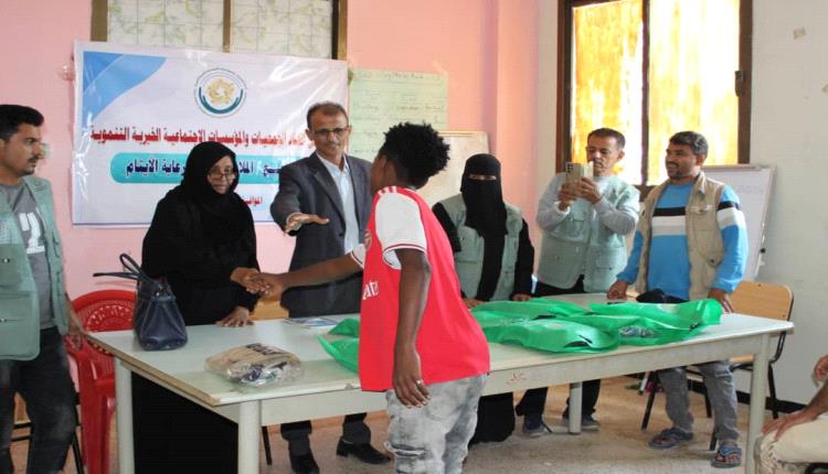 اتحاد الجمعيات والمؤسسات الاجتماعية يدشن توزيع الملابس في دار رعاية الأيتام بعدن