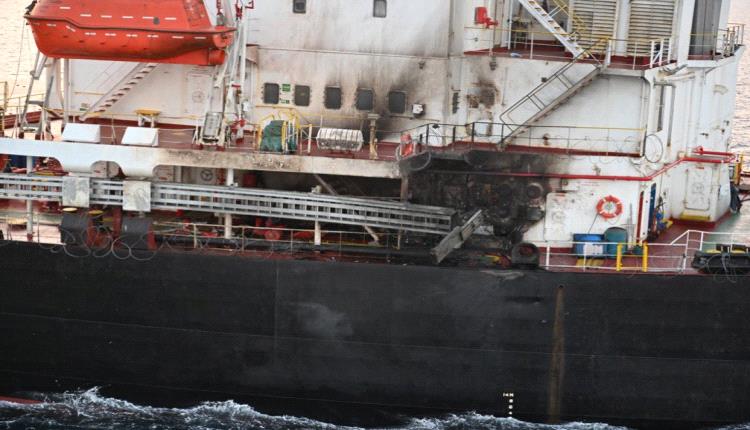 صور تظهر..  سفينة شحن أميركية استهدفتها مسيرة حوثية
