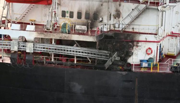صور تظهر..  سفينة شحن أميركية استهدفتها مسيرة حوثية
