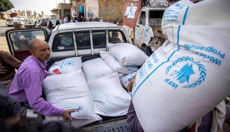 الحكومة: هجمات الحوثيين تنذر باختناقات حادة في الغذاء والسلع
