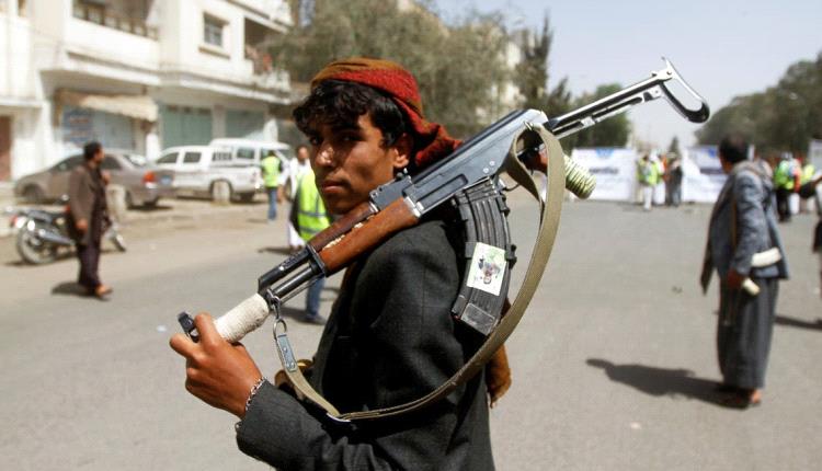 مسلح حوثي يقتحم فصلًا دراسيًا في عمران ويحرّض الطلاب على القتال
