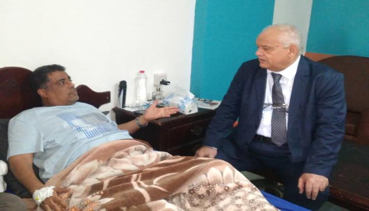 وزير الخدمة المدنية والتأمينات يطمئن على صحة وكيل أول محافظة عدن