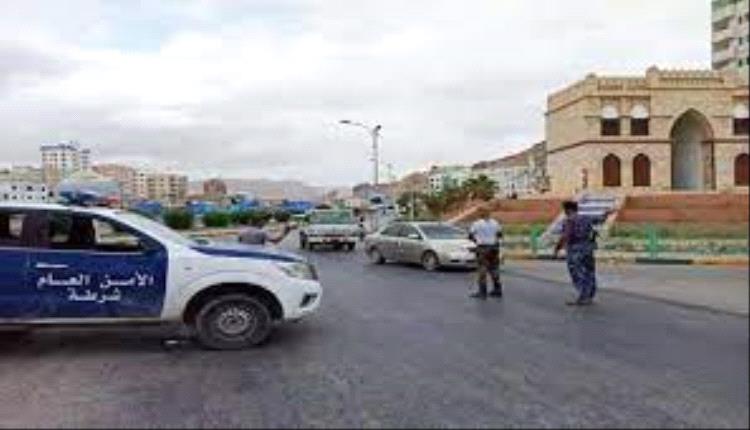 شرطة حضرموت تضبط متهمين أثناء انتحالهم صفة شرطة الآداب