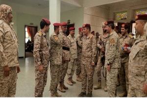 قائد المنطقة العسكرية الثالثة يتفقد المقاتلين في جبهة العلم وعلى الخط الدولي مأرب- العبر 