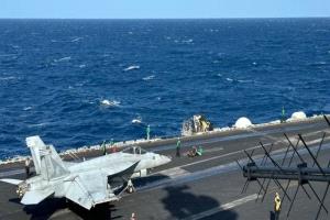 تواصل هجمات الحوثي.. والبنتاغون يمدد انتشار حاملة طائرات و3 سفن بالبحر الأحمر
