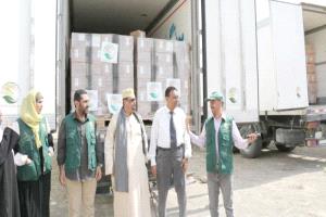 مركز الملك سلمان للإغاثة يوزع 2400 سلة غذائية في تعز
