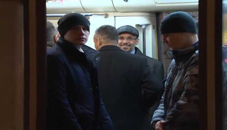 شاهد.. رئيس حكومة اليمن #بن_مبارك في مترو موسكو (صورة)