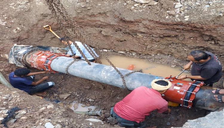 مؤسسة مياه عدن تعلن عودة ضخ المياه لمديرية التواهي بعد اصلاح كسر للخط الرئيسي الممون لها