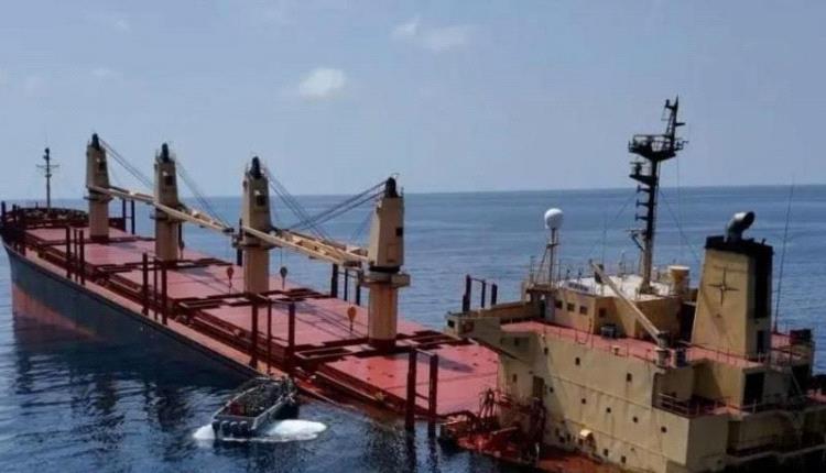ماذا نعرف عن أول سفينة تغرق قبالة الساحل اليمني بعد هجوم الحوثيين عليها؟
