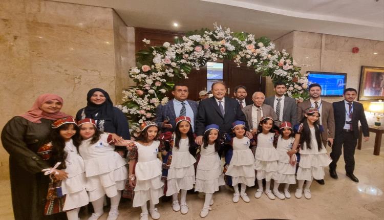 الرئيس علي ناصر محمد يحضر حفلا أقامته مؤسسة اليمن لرعاية مرضى السرطان 