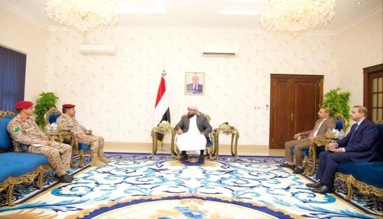 المحرمي يناقش مع وزير الدفاع خطط وبرامج الوزارة ويشدد على اليقظة والجاهزية