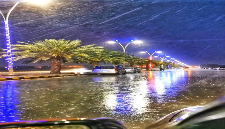 هطول أمطار غزيرة على مأرب والسيول تغرق الشوارع
