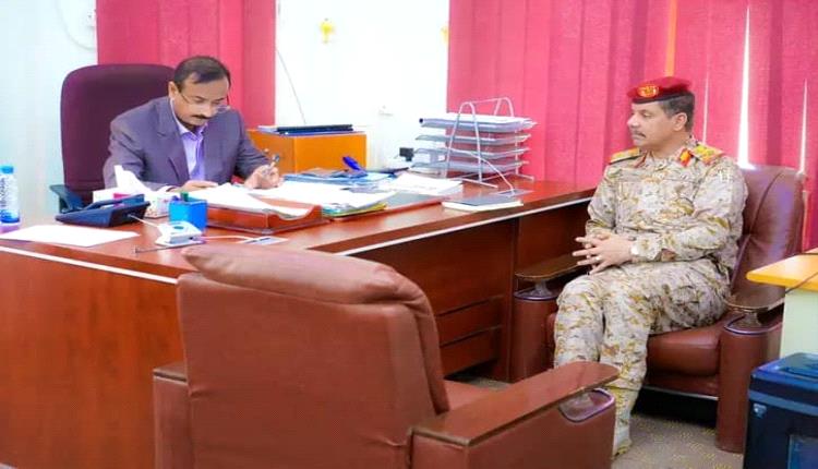 المحافظ بن الوزير يناقش مع قائد محور عتق مجمل الأوضاع العسكرية والأمنية في المحافظة. 