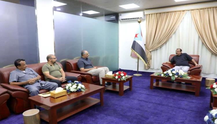 اللواء بن بريك يلتقي مدير عام صندوق صيانة الطرق في العاصمة عدن