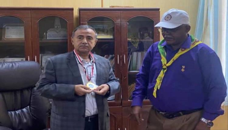 تقليد الدكتور الخضر لصور رئيس جامعة عدن ميدالية الرائد العربي الكشفي منصور عامر