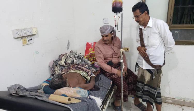 نائب رئيس انتقالي أبين يزور المواطن حيدرة الحمزة بمستشفى الرازي ويطمئن على صحته