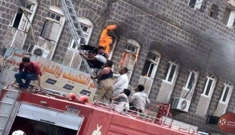 دعوات في عدن لإنقاذ حياة شاب انقذ اسرة من حريق بمنزلهم