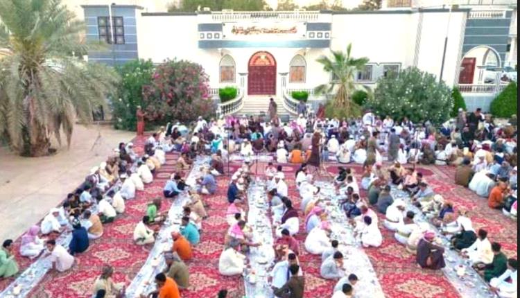 الشيخ يحيى باجري ينظم أمسية رمضانية ومأدبة إفطار في قصره العامر بمدينة بور التاريخية