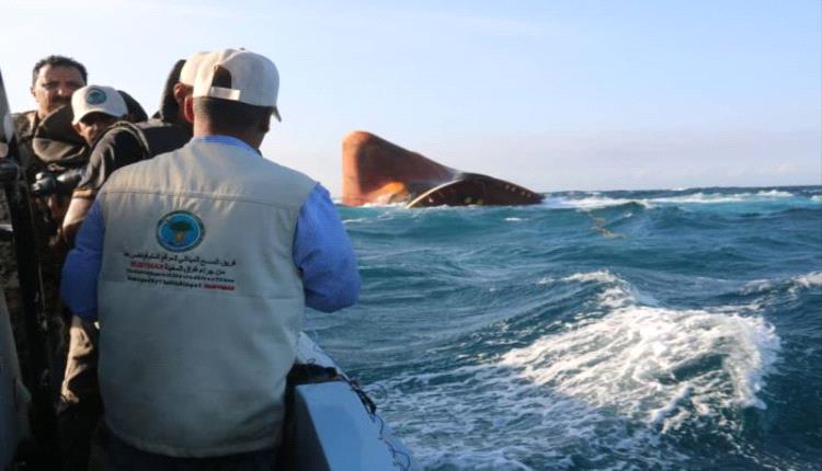 الهيئة العامة للشؤون البحرية والبيئية يزوران موقع غرق سفينة روبيمار لتقييم أضرار التلوث