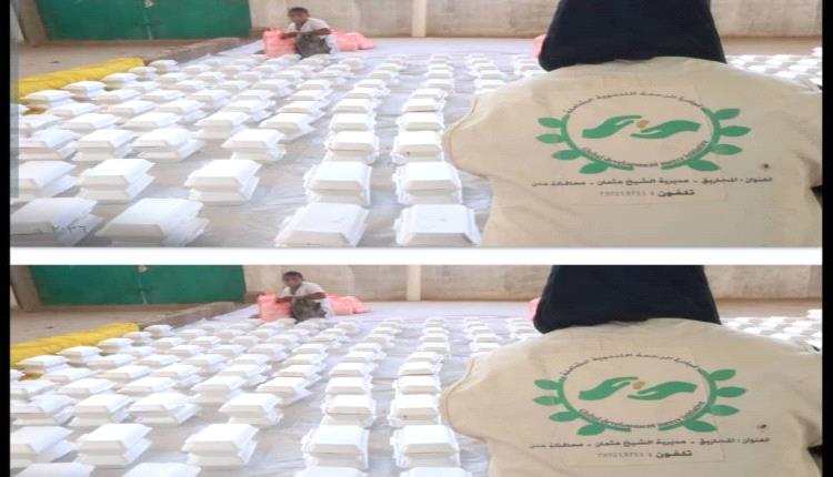 بتنفيذ من مبادرة الرحمة .. توزيع وجبات افطار الصائمين في محافظة عدن
