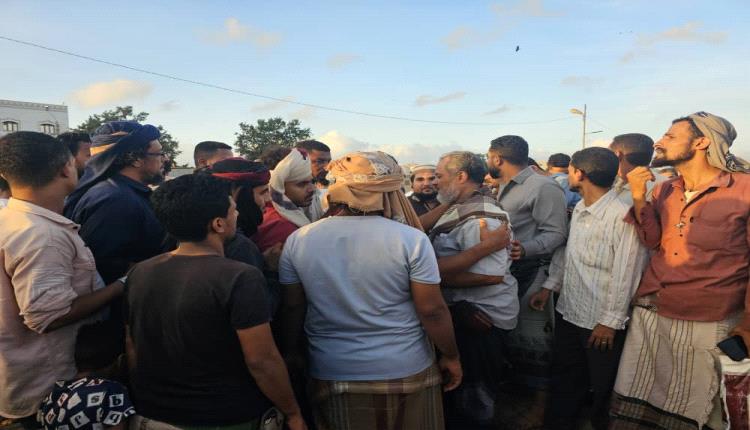 احمد الصالح يزور العائلتين المتضررتين من حريق الشيخ عثمان ، وينقل لهما تعازي الرئيس العليمي
