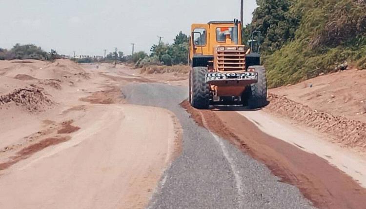 جهود حكومية لفتح الطرق المتضررة بالرياح والأمطار والسيول في لحج وأبين وشبوة
