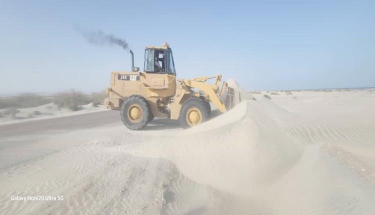 بتوجيهات محافظ شبوة استمرار العمل في إزالة الرمال وإصلاح الطرق الرئيسية والفرعية المتضررة من السيول الأخيرة بمديرية رضوم.