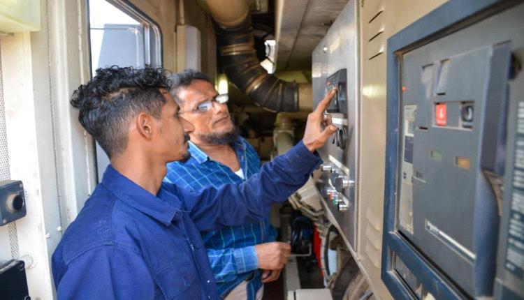 فرق الصيانة بمؤسسة مياه عدن تنهي أعمال صيانة مولد كهربائي بحقل بئر أحمد