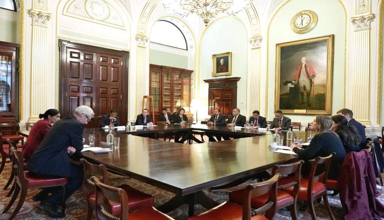 رئيس الوزراء يلتقي في لندن عدد من مسؤولي المنظمات العاملة في اليمن