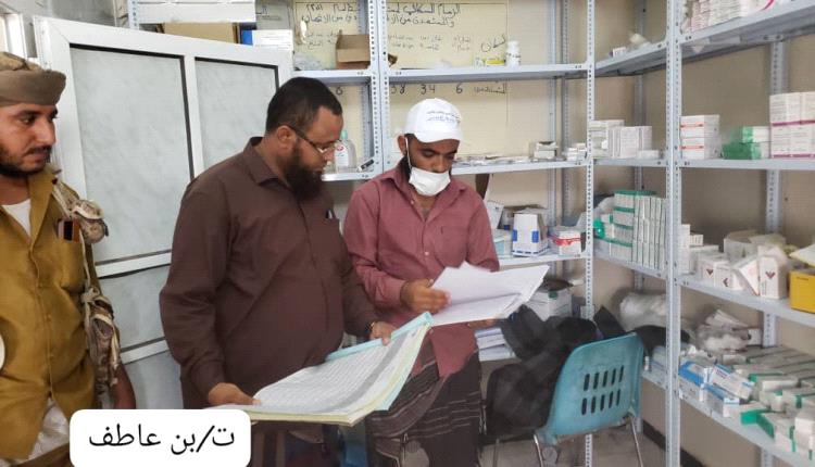 مدير عام المضاربة والعارة بلحج يطلع على الحالات  المصابة بالكوليرا بمستشفى الشط الريفي