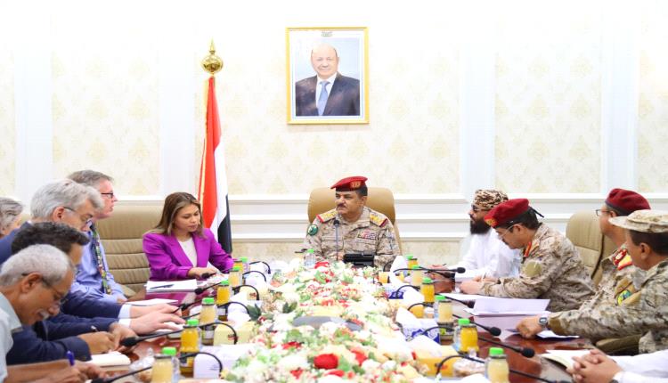 وزير الدفاع يلتقي في عدن المستشار العسكري للمبعوث الأممي 
