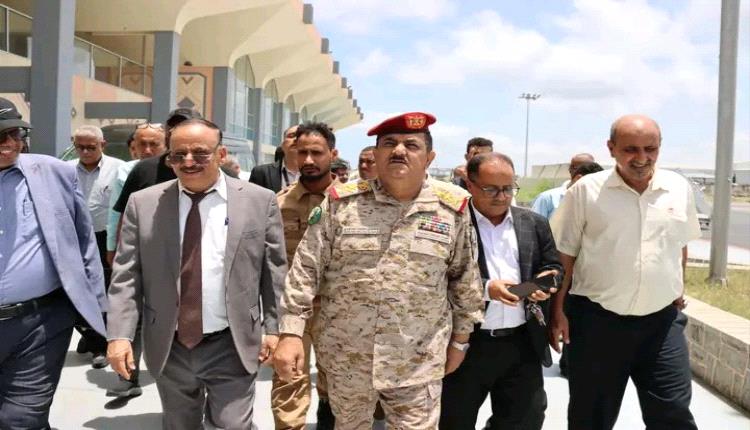 وزيري الدفاع والنقل يطلعان على سير العمل والحركة الملاحية في مطار عدن الدولي 
