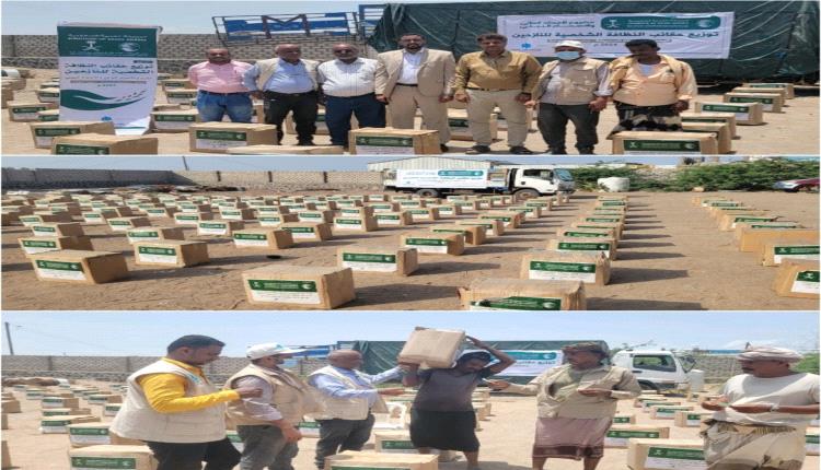 وكيل محافظة الحديدة يدشن توزيع 2600 حقيبة نظافة شخصية لنازحي مخيمات الخوخة