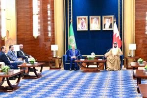 رئيس مجلس القيادة يصل البحرين على رأس وفد رفيع للمشاركة في القمة العربية