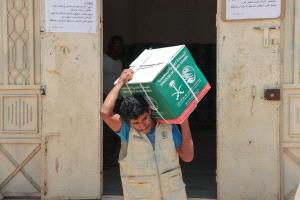 مركز الملك سلمان للإغاثة يوزع مساعدات غذائية للنازحين والمتضررين في مديرية العبر 