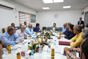 رئيس الوزراء يزور مصافي عدن ويؤكد حرص الحكومة على إقامة أنشطة اقتصادية تعتمد على البعد اللوجستي لمدينة عدن