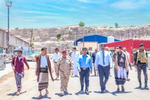 المدير التنفيذي لشركة النفط اليمنية يدشن الشحنة الأولى من المواد البترولية إلى محافظة أرخبيل سقطرى