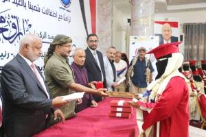 طارق صالح يشهد تخرج الدفعة الأولى من جامعة الحديدة 