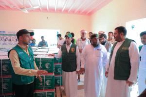 فريق من مركز الملك سلمان للإغاثة يطلع على توزيع المساعدات الغذائية بمديرية حصوين