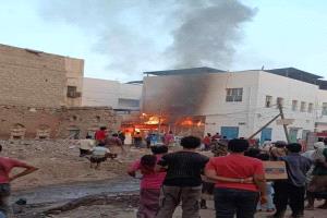 حريق يلتهم بقالة ويطال مسجد في عدن
