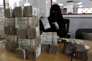 الحوثيون يتحايلون للسطو على أموال المودعين.. تقرير