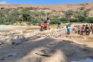 انتقالي حجر بحضرموت يقدم مساعدات لمزارعي الحصين لاصلاح قناتهم المائية 