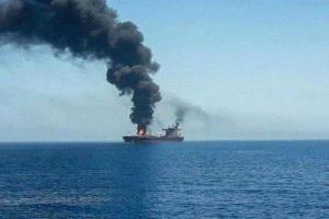 تعرض سفينة لهجوم صاروخي في البحر الأحمر
