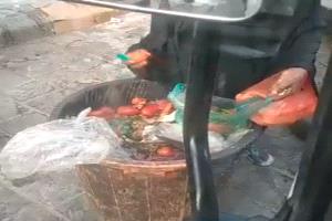 امراة تنتقي طعامها من صندوق القمامة.. فيديو